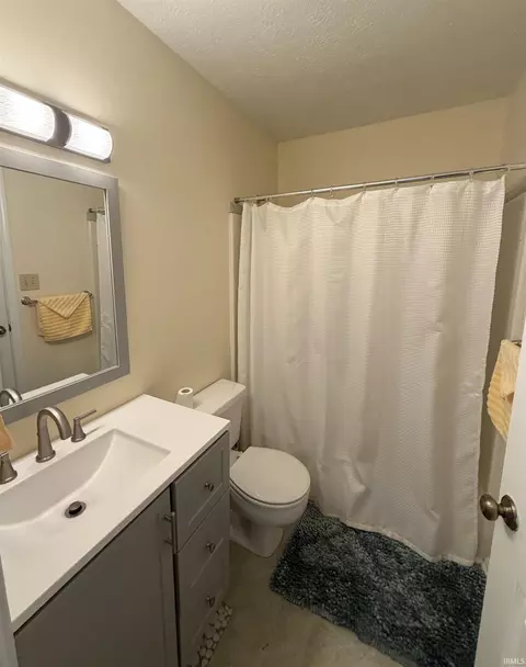 Bath - 4050 Eagle Bay Dr, Bloomington, IN 47401 photo 1 of 2