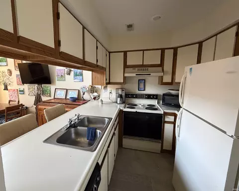 Kitchen - 4050 Eagle Bay Dr, Bloomington, IN 47401 photo 2 of 2