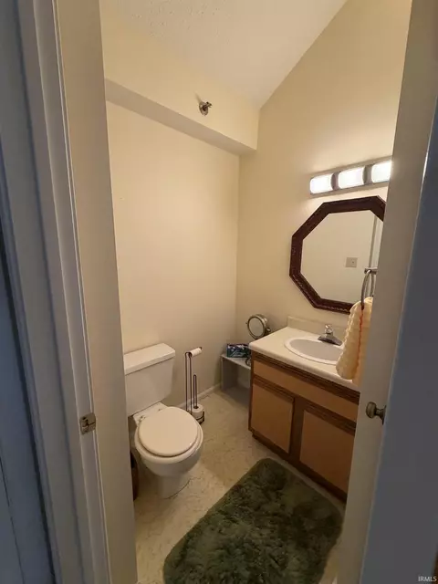 Bath - 4050 Eagle Bay Dr, Bloomington, IN 47401 photo 2 of 2