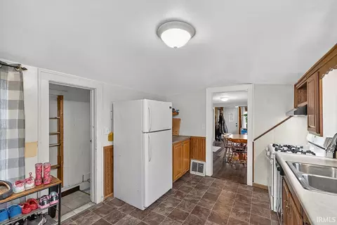 Entry Way - 310 E Wabash Ave, Wakarusa, IN 46573 photo 2 of 4
