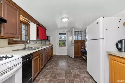 Entry Way - 310 E Wabash Ave, Wakarusa, IN 46573 photo 1 of 4