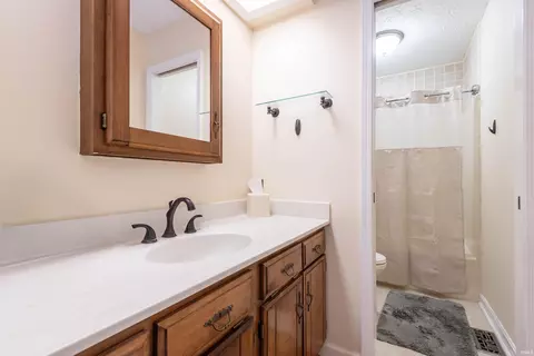 Bath - 2258 E Cape Cod Dr, Bloomington, IN 47401 photo 3 of 4