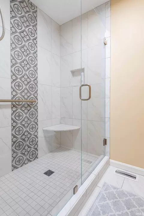 Bath - 2258 E Cape Cod Dr, Bloomington, IN 47401 photo 2 of 4
