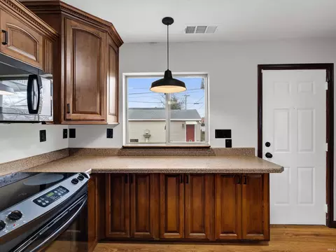 Kitchen - 1301 Eichel Ave, Evansville, IN 47711 photo 4 of 5