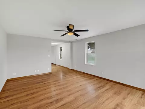 Living - 1301 Eichel Ave, Evansville, IN 47711 photo 2 of 4