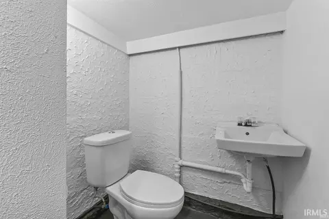 Bath - 8652 E Koher Rd, Syracuse, IN 46567 photo 3 of 3