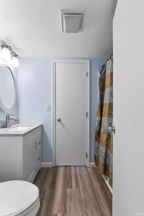 Bath - 8652 E Koher Rd, Syracuse, IN 46567 photo 2 of 3
