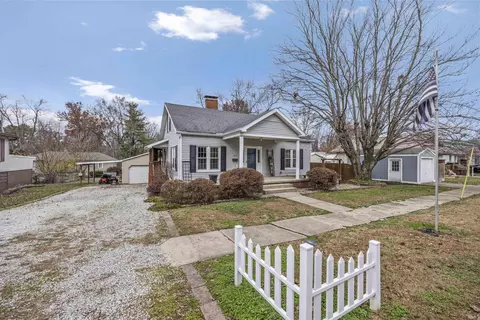 227 W Vine St, Oakland City, IN 47660