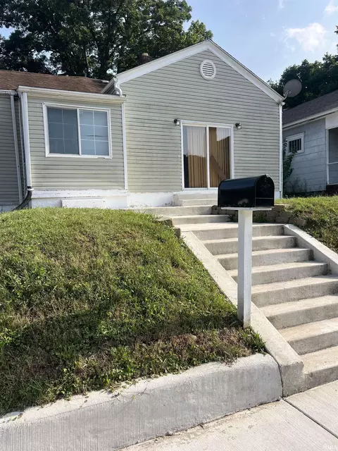 726 W Calvert St, South Bend, IN 46613