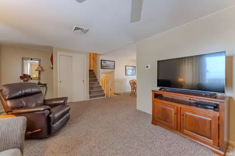Living - 945 Sunset Dr, Wabash, IN 46992 photo 2 of 3