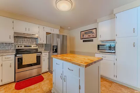 Kitchen - 945 Sunset Dr, Wabash, IN 46992 photo 1 of 4