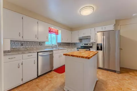 Kitchen - 945 Sunset Dr, Wabash, IN 46992 photo 2 of 4