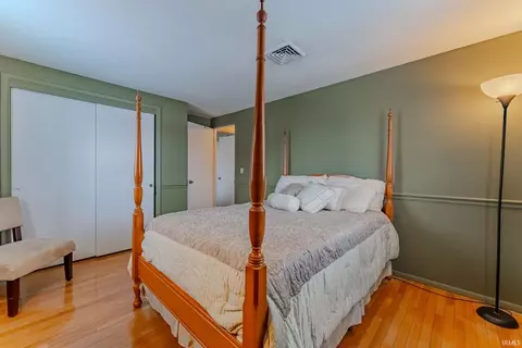 Bedroom - 945 Sunset Dr, Wabash, IN 46992 photo 6 of 11