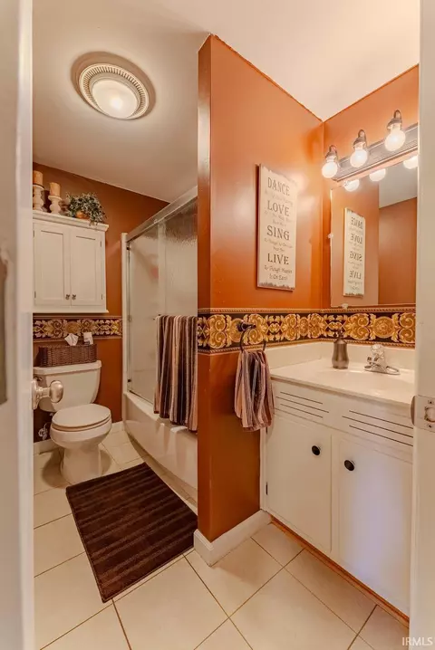 Bath - 945 Sunset Dr, Wabash, IN 46992 photo 2 of 4