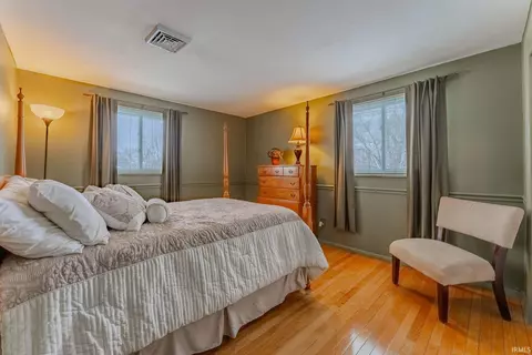 Bedroom - 945 Sunset Dr, Wabash, IN 46992 photo 5 of 11