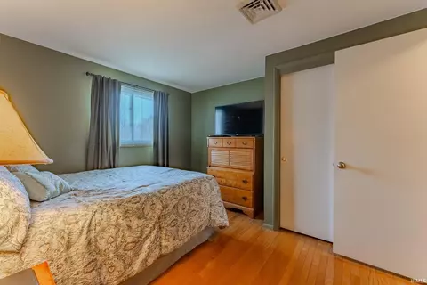 Bedroom - 945 Sunset Dr, Wabash, IN 46992 photo 8 of 11