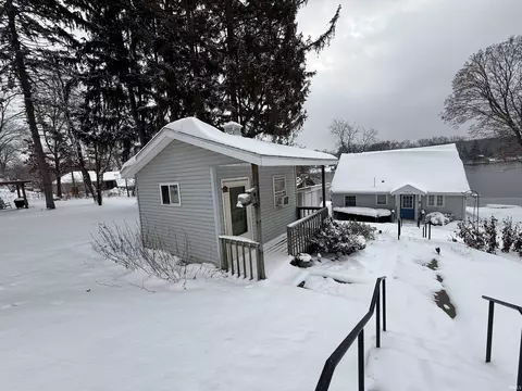 Exterior - 8917 E Circle Drive S Dr, Syracuse, IN 46567 photo 9 of 11