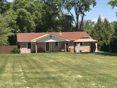 2 Pin Oak Dr, Vincennes, IN 47591