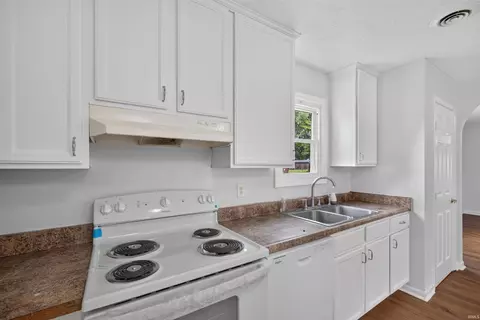 Entry Way - 411 N Pine St, Brazil, IN 47834 photo 5 of 5