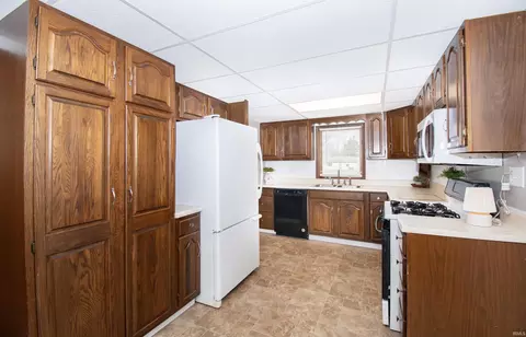 Kitchen - 915 Hawpatch St, Lagrange, IN 46761 photo 3 of 4