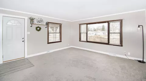 Living - 915 Hawpatch St, Lagrange, IN 46761 photo 2 of 4