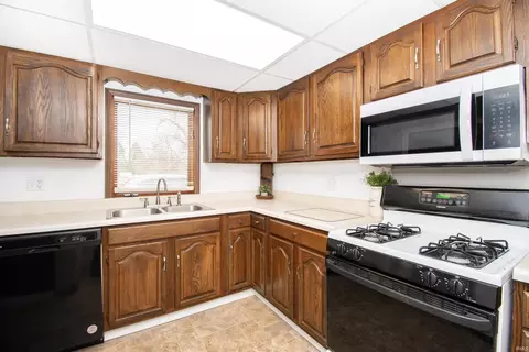 Kitchen - 915 Hawpatch St, Lagrange, IN 46761 photo 2 of 4