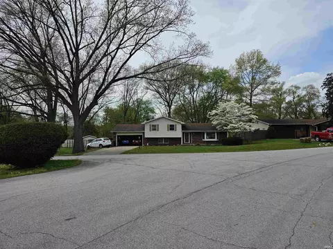 53221 Berwick Dr, South Bend, IN 46635