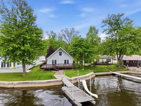 46 W Waldron Lake Dr, Wawaka, IN 46794