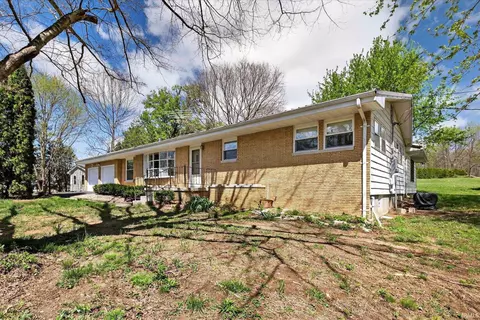 633 S Washington St, Bloomfield, IN 47424