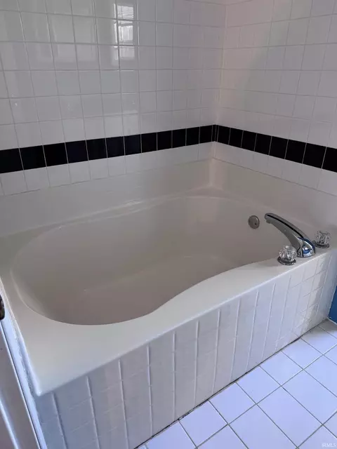 Bath - 527 S Cobblestone Ct, Bloomington, IN 47403 photo 3 of 5