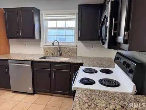Kitchen - 527 S Cobblestone Ct, Bloomington, IN 47403 photo 2 of 5