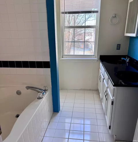 Bath - 527 S Cobblestone Ct, Bloomington, IN 47403 photo 2 of 5