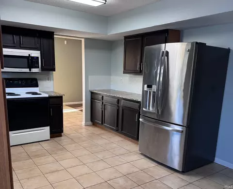 Kitchen - 527 S Cobblestone Ct, Bloomington, IN 47403 photo 4 of 5