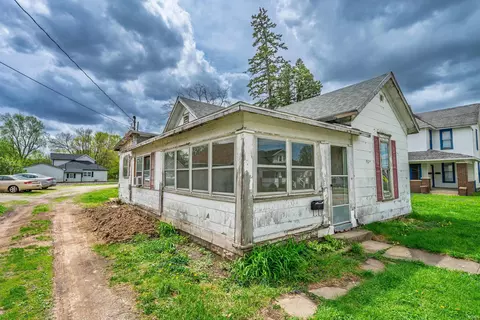 529 W State St, Albany, IN 47320
