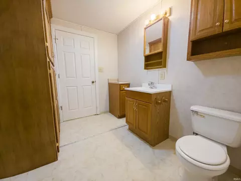 Bath - 202 E Oak St, Allendale, IL 62410 photo 4 of 5