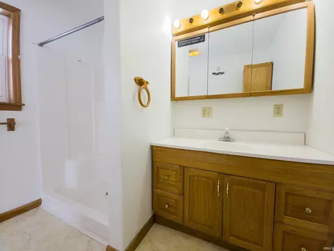 Bath - 202 E Oak St, Allendale, IL 62410 photo 2 of 5