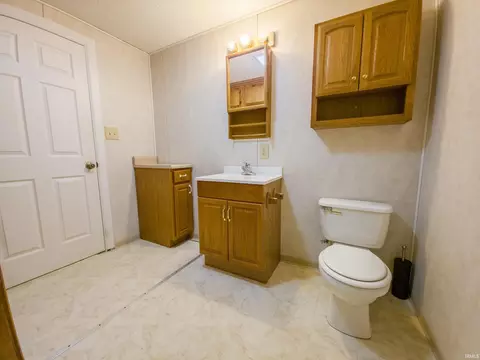 Bath - 202 E Oak St, Allendale, IL 62410 photo 5 of 5