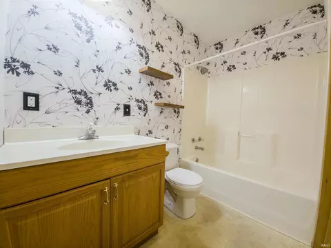 Bath - 202 E Oak St, Allendale, IL 62410 photo 3 of 5