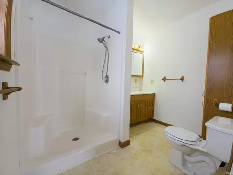 Bath - 202 E Oak St, Allendale, IL 62410 photo 1 of 5