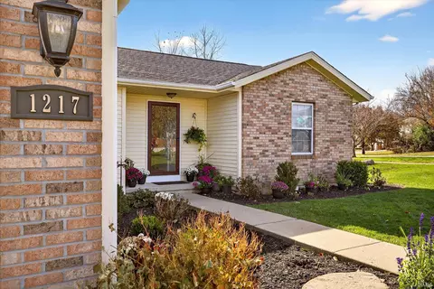 1217 W Woodhill Dr, Bloomington, IN 47403