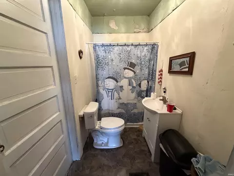 Bath - 1523 4th St, Bedford, IN 47421 photo 1 of 1