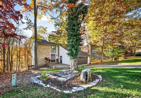 9428 S Harbour Pointe Dr, Bloomington, IN 47401