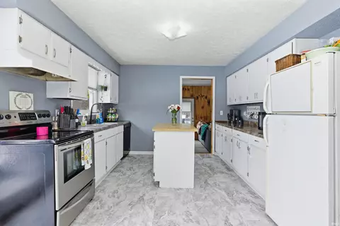 Kitchen - 402 Boone Ln, Mitchell, IN 47446 photo 4 of 5
