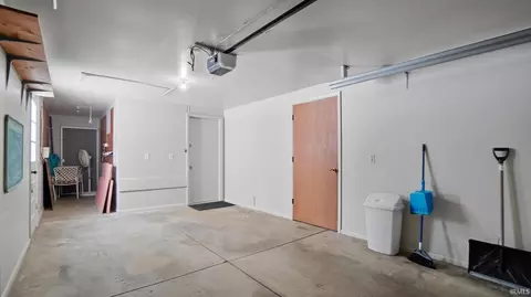 Entry Way - 5708 Countess Dr, Fort Wayne, IN 46815 photo 2 of 2