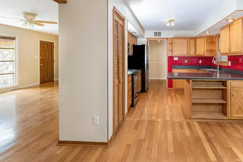 Living - 715 Eddington Ct, Bloomington, IN 47401 photo 3 of 7