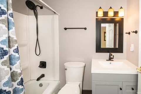 Bath - 715 Eddington Ct, Bloomington, IN 47401 photo 4 of 4