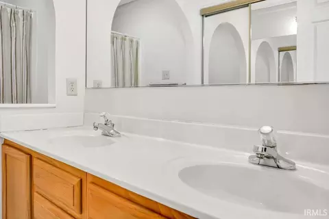 Bath - 2240 S Bent Tree Dr, Bloomington, IN 47401 photo 2 of 3