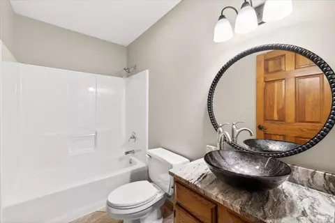 Bath - 3825 E Devonshire Ct, Bloomington, IN 47408 photo 1 of 4