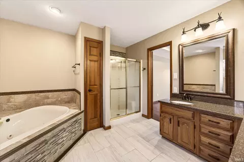 Bath - 3825 E Devonshire Ct, Bloomington, IN 47408 photo 3 of 4