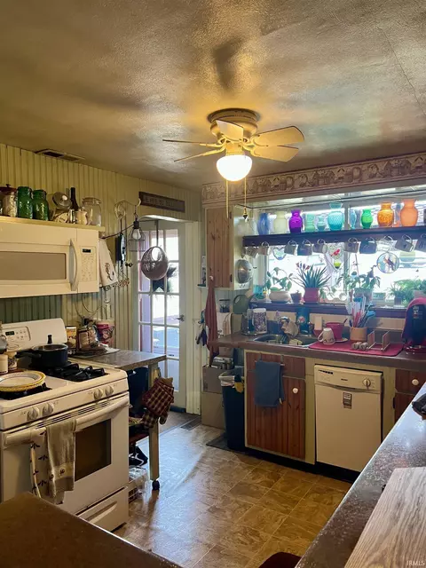 Kitchen - 533 E State Hwy 60, Mitchell, IN 47446 photo 3 of 4